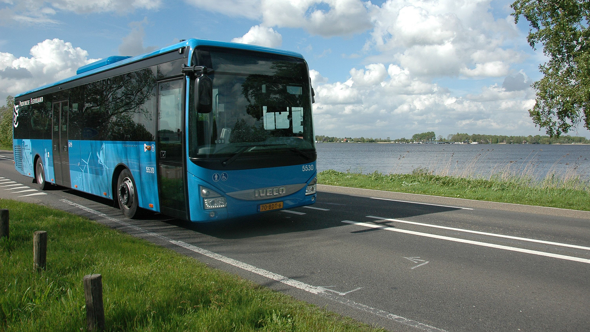 Foto van een blauwe bus op de weg