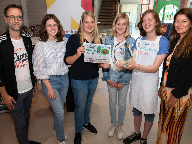Foto: Leerlingen van het Emelwerda College presenteren idee ‘Het grote PLANTastische kookboek voor basisscholen’