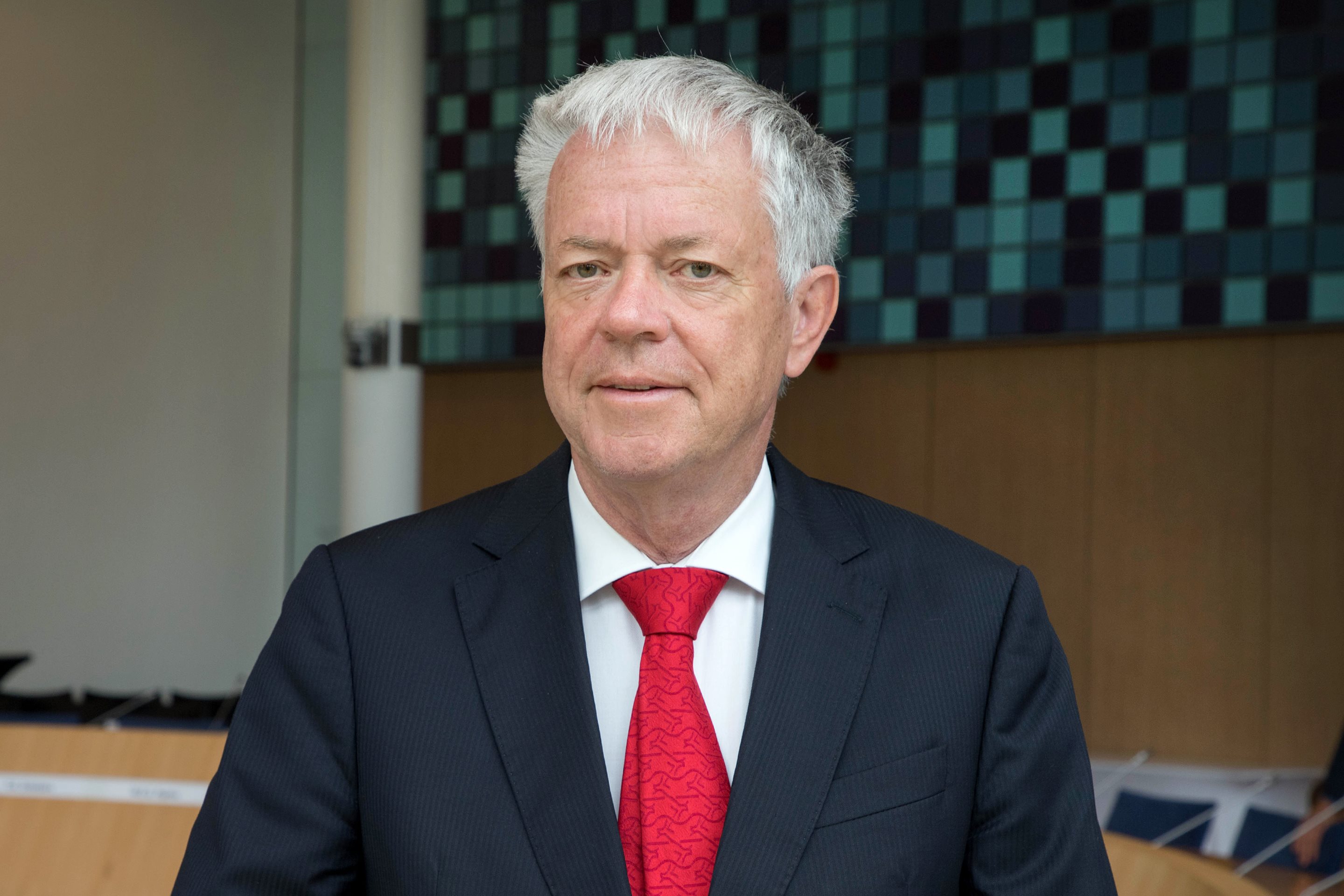 Portret van Leen Verbeke. Hij is de commissaris van de Koning in Flevoland.