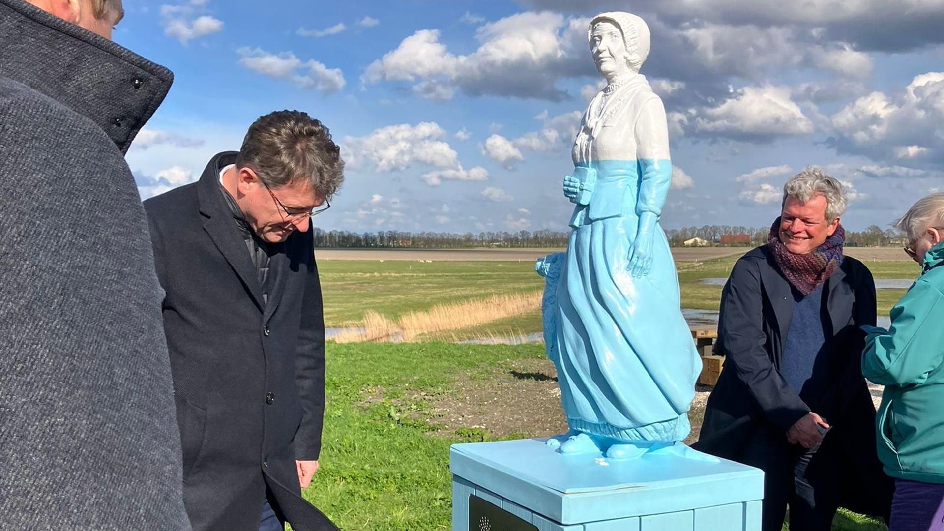 Burgemeester Roger de Groot en gedeputeerde Harold Hofstra bewonderen een van de nieuwe sculpturen
