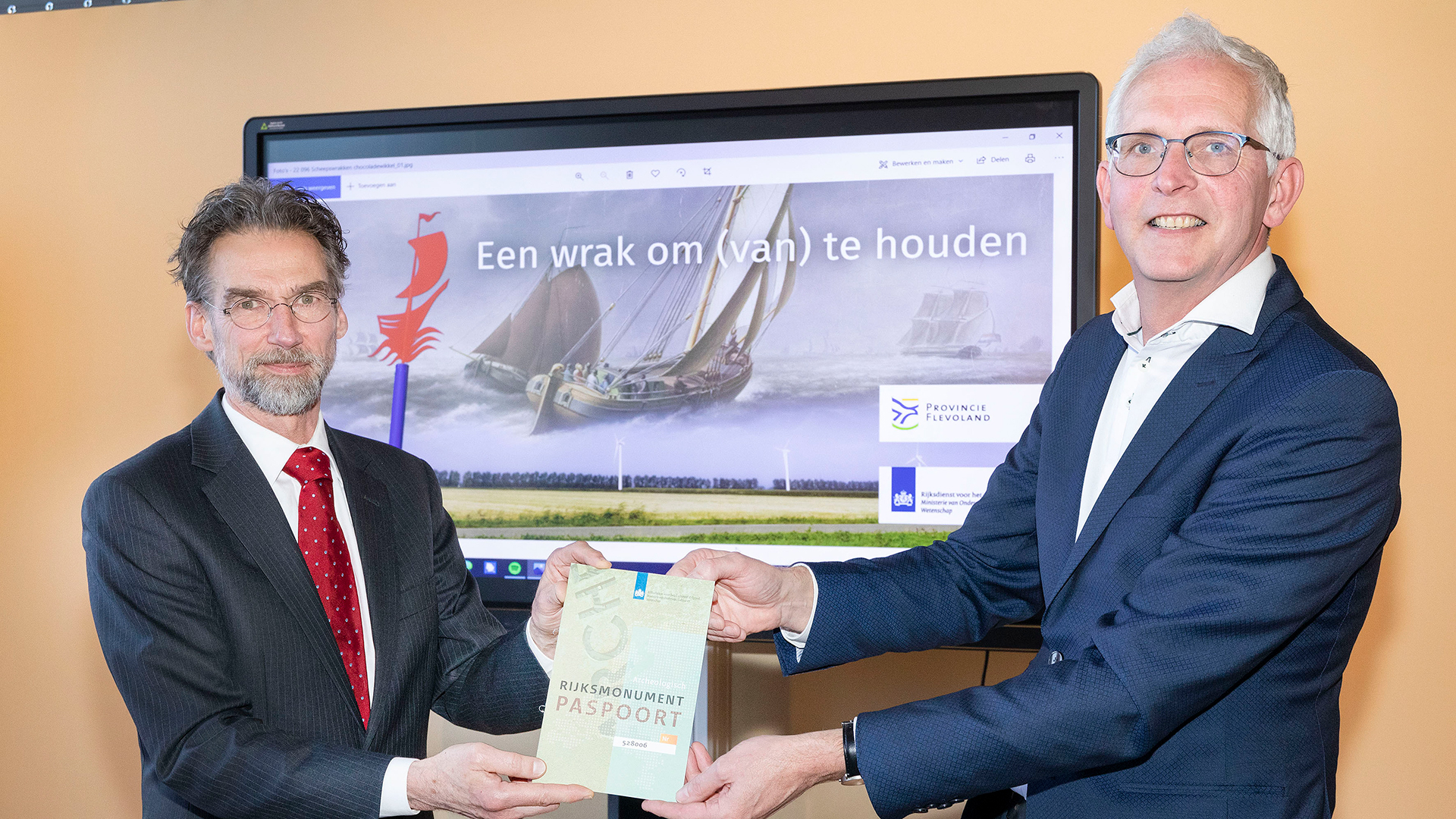 Foto: Arjan de Zeeuw (directeur van de Rijksdienst voor het Cultureel Erfgoed) en Ben Huisman, directeur Flevolandschap