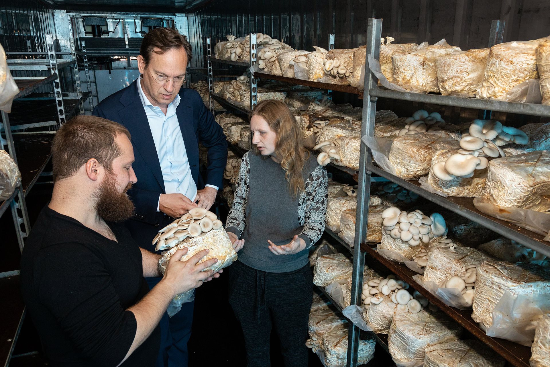 Gedeputeerde Jan Nico Appelman bezoekt een paddenstoelenkweker in Flevoland