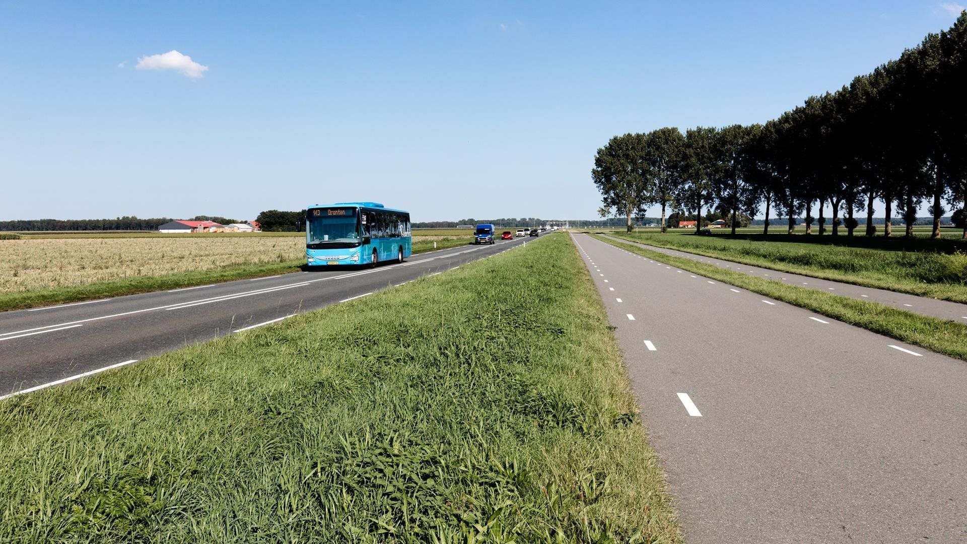 Blauwe bus op de Hanzeweg