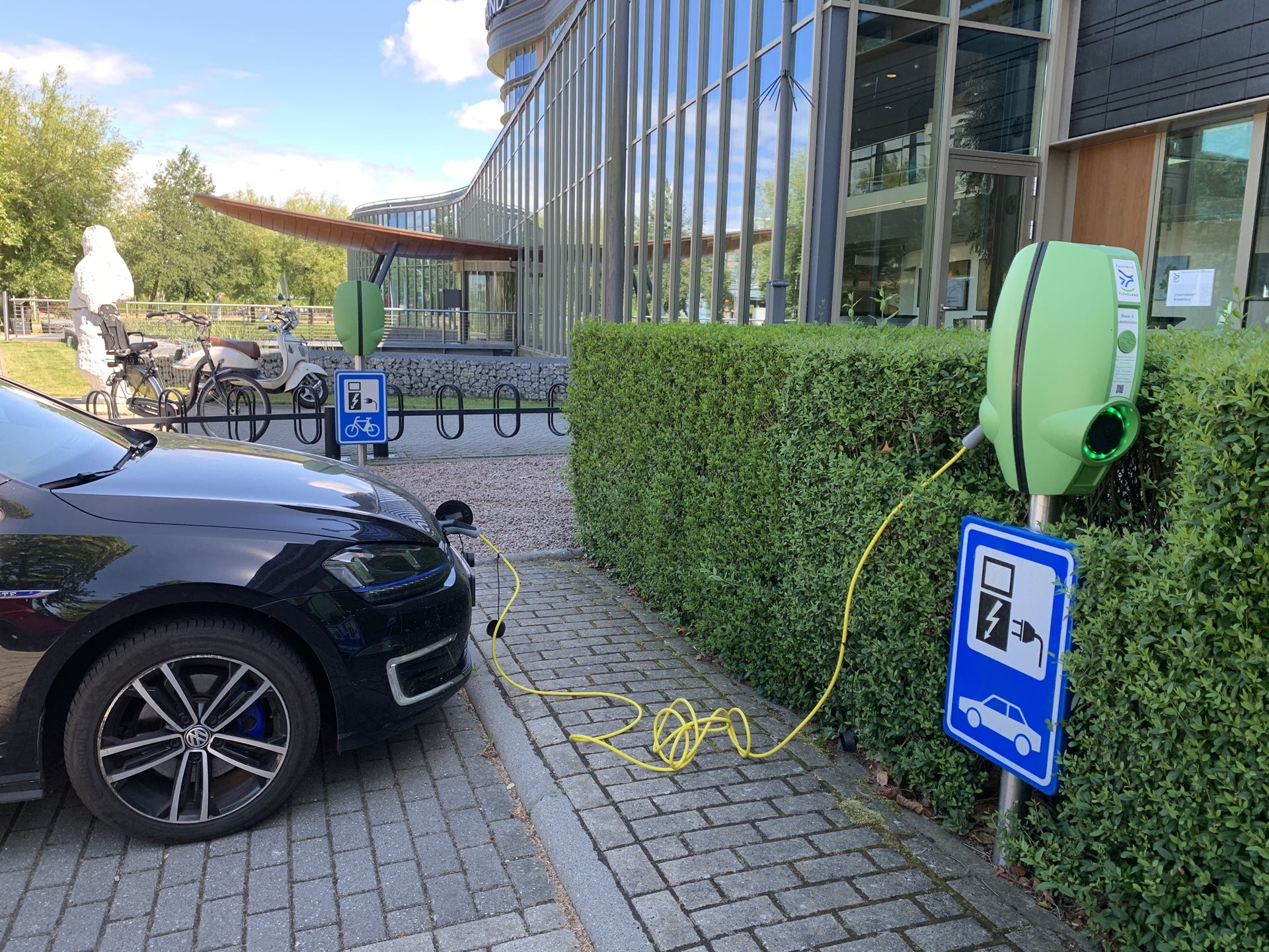 Elektrische auto laadt op bij het provinciehuis