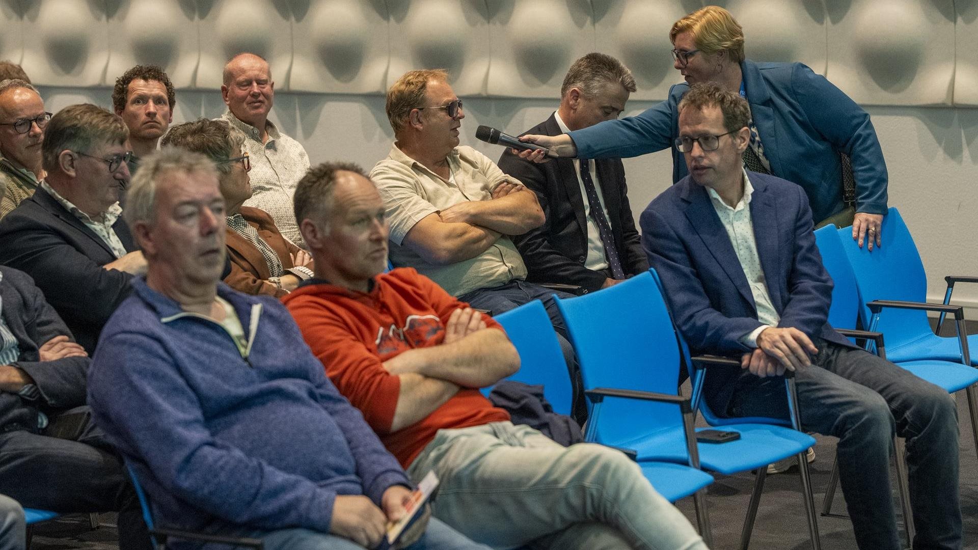 Bezoeker spreekt tijdens een presentatie