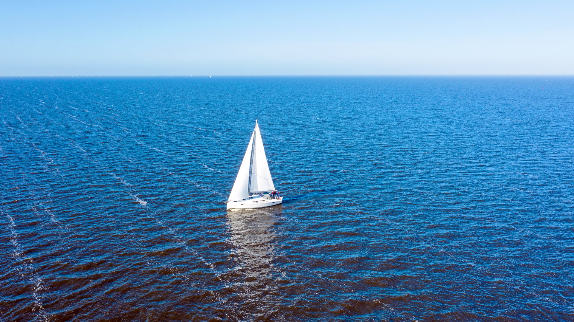Een zeilboot op het IJsselmeer
