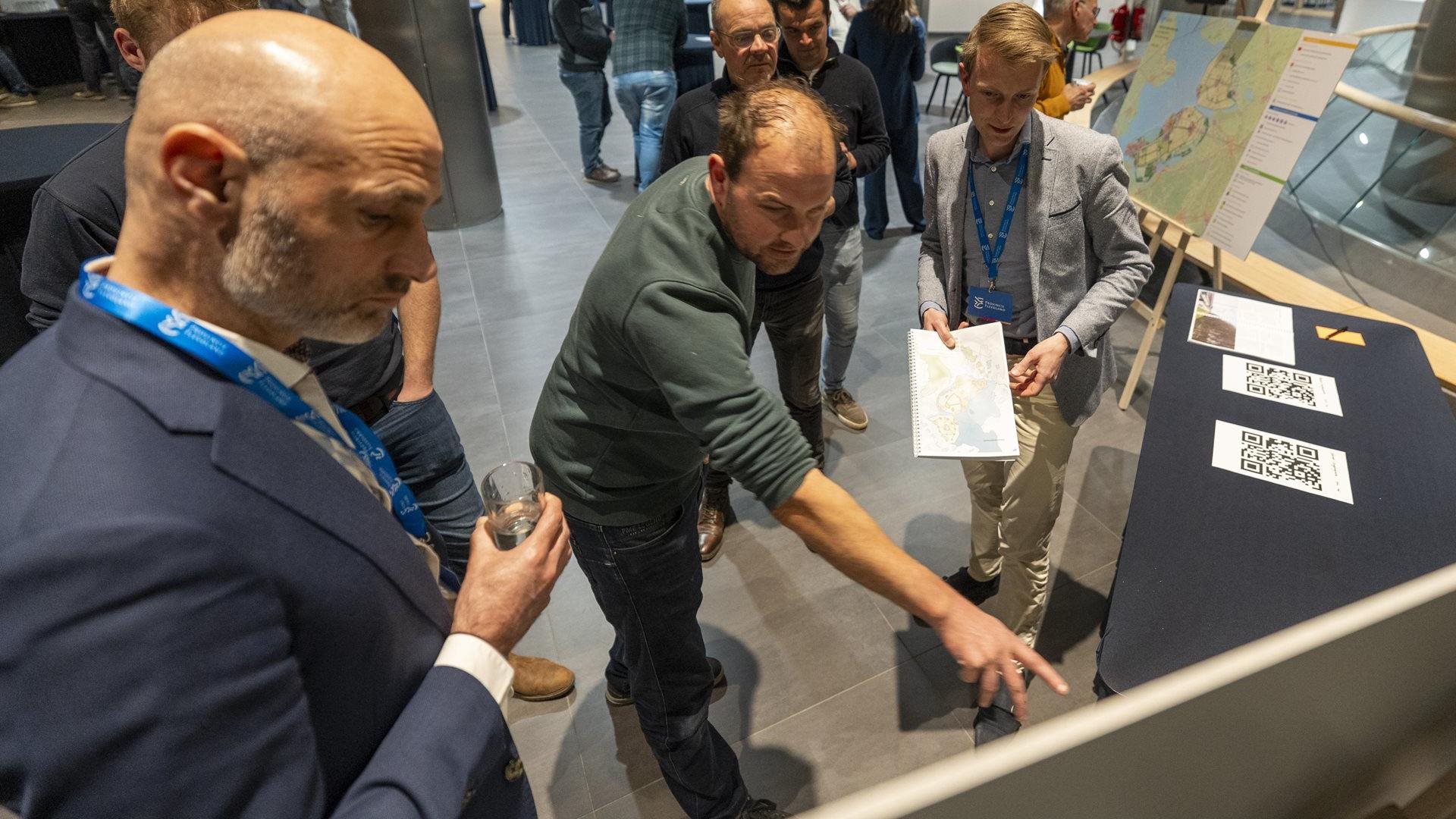 Bezoekers reageren op een presentatie