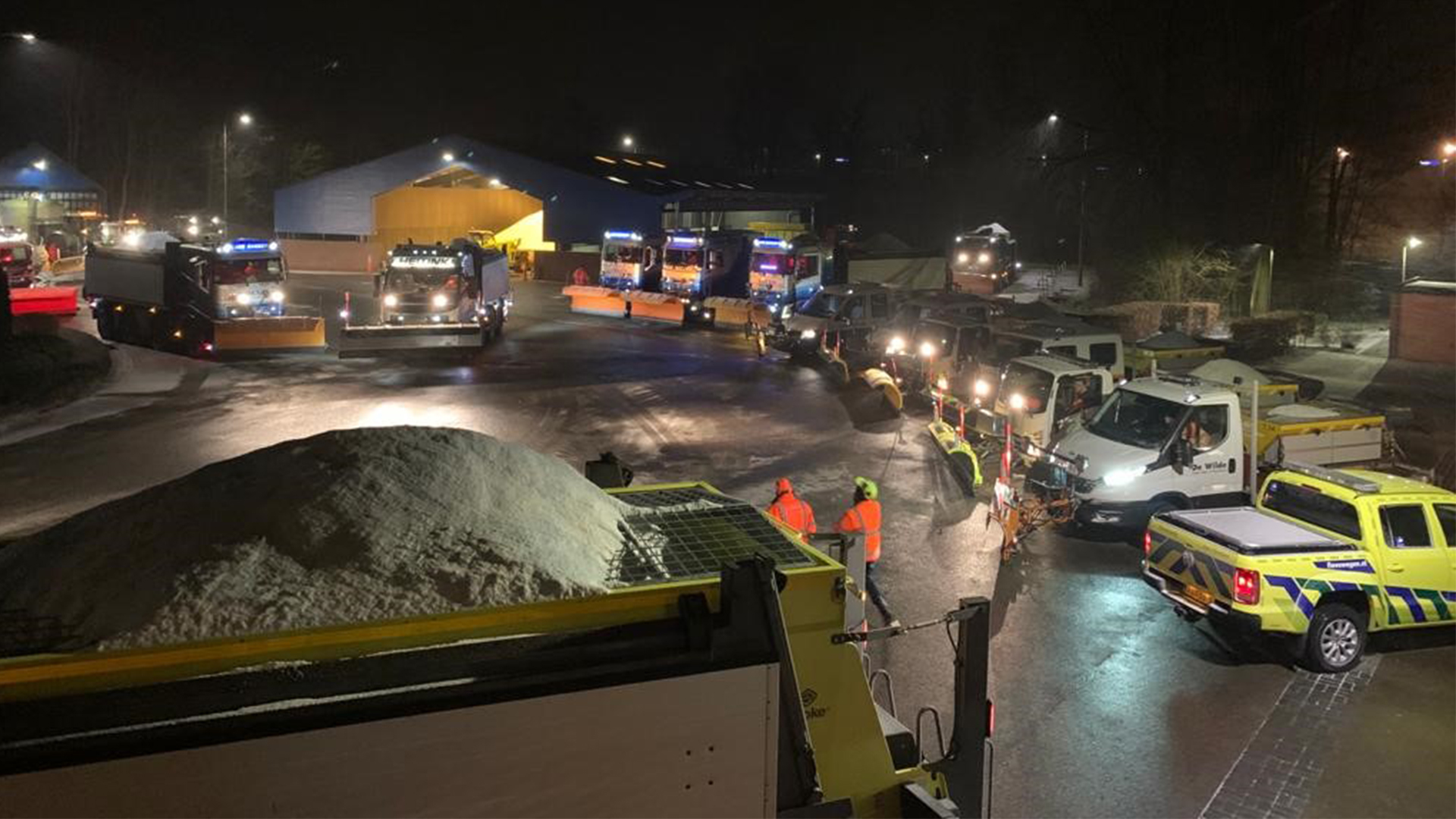 Strooiwagens staan klaar om de gladheid te bestrijden