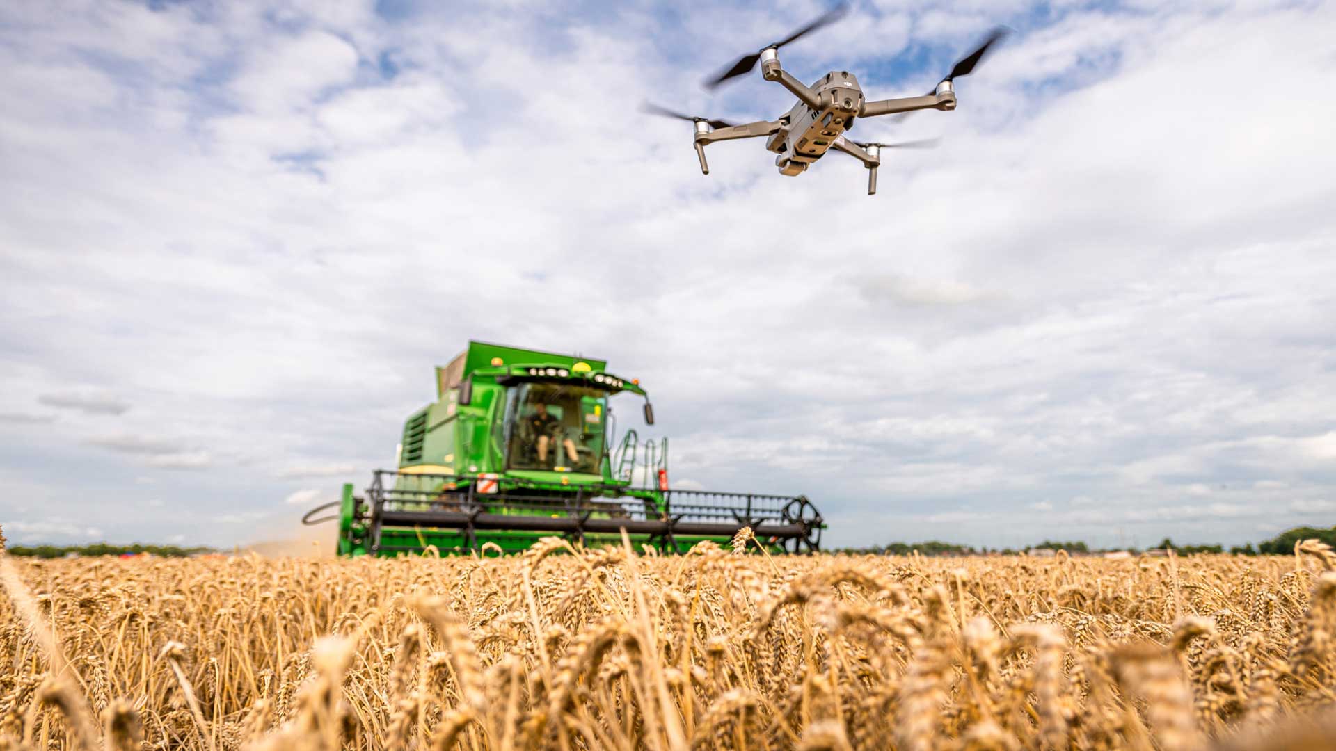 Drone-en-landbouwmachine