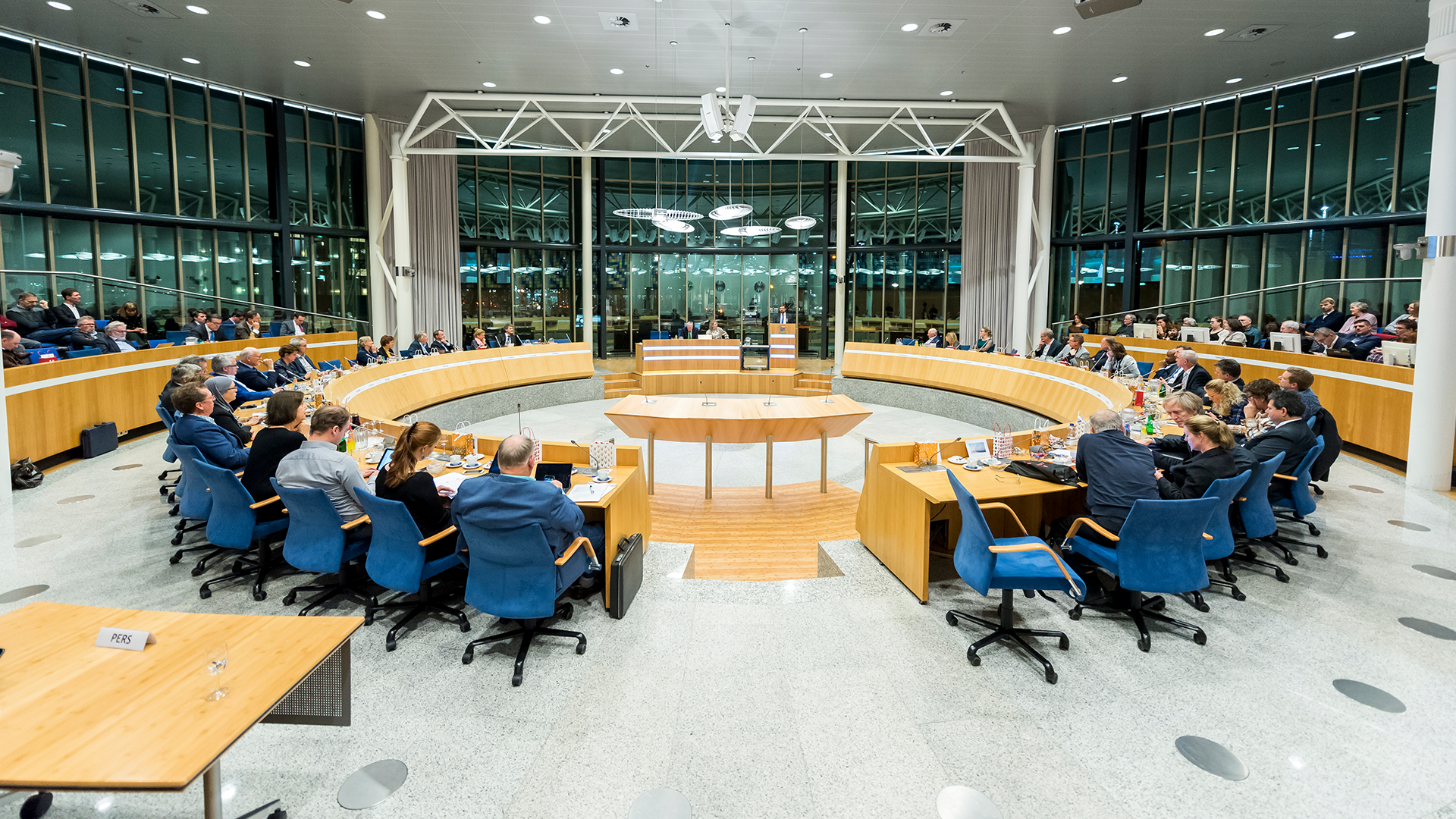 Statenzaal met Statenleden