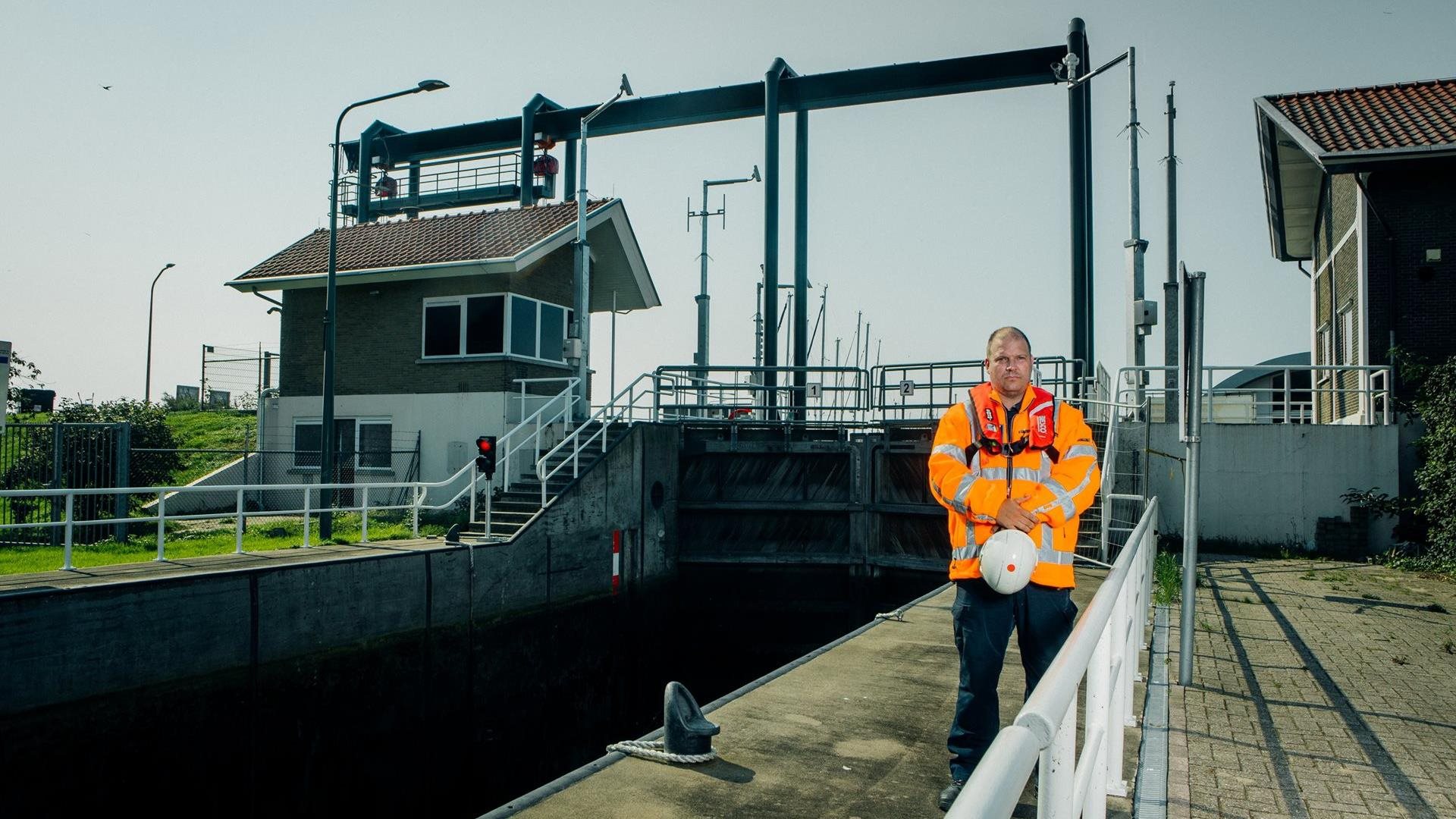 Medewerker bij een sluis